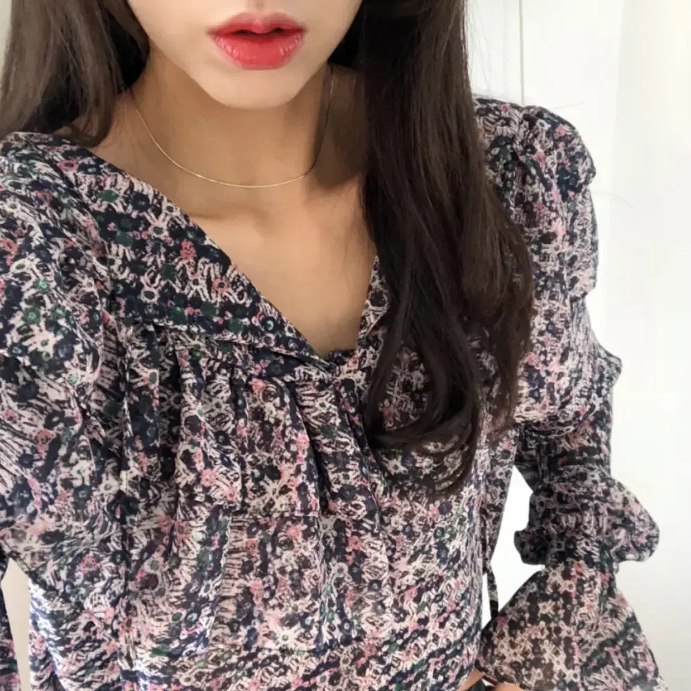 프릴 블라우스