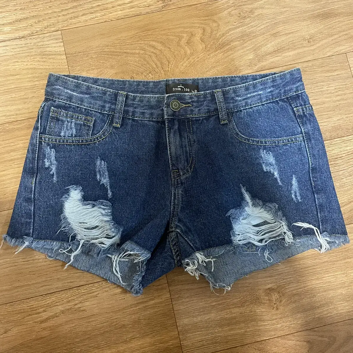 Mid-waisted damage shorts