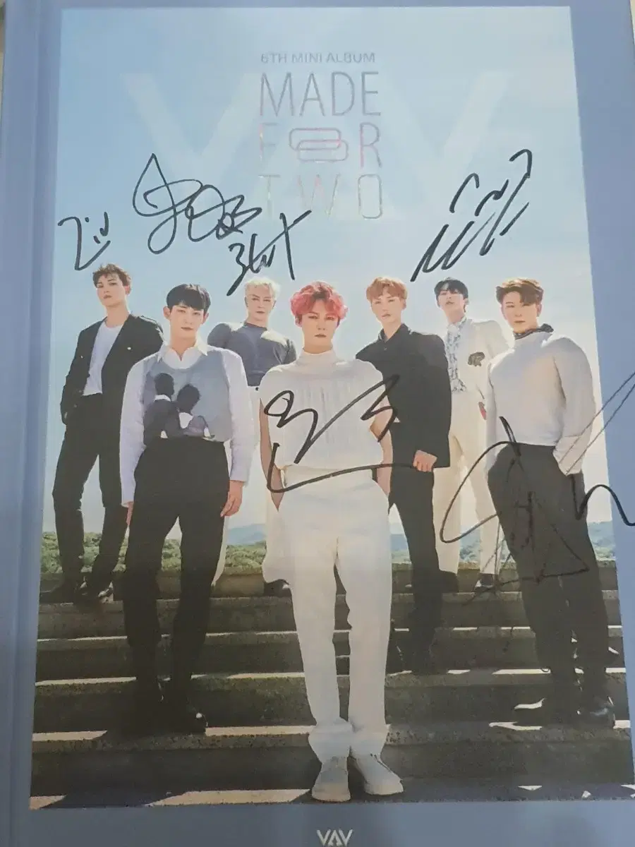 VAV Autographed Album