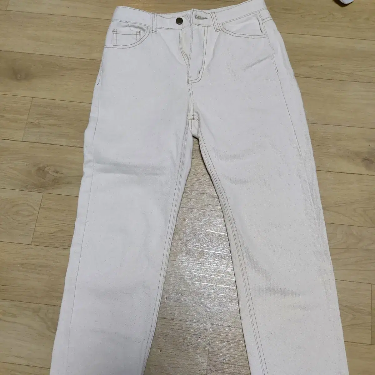 Ivory-colored jeans