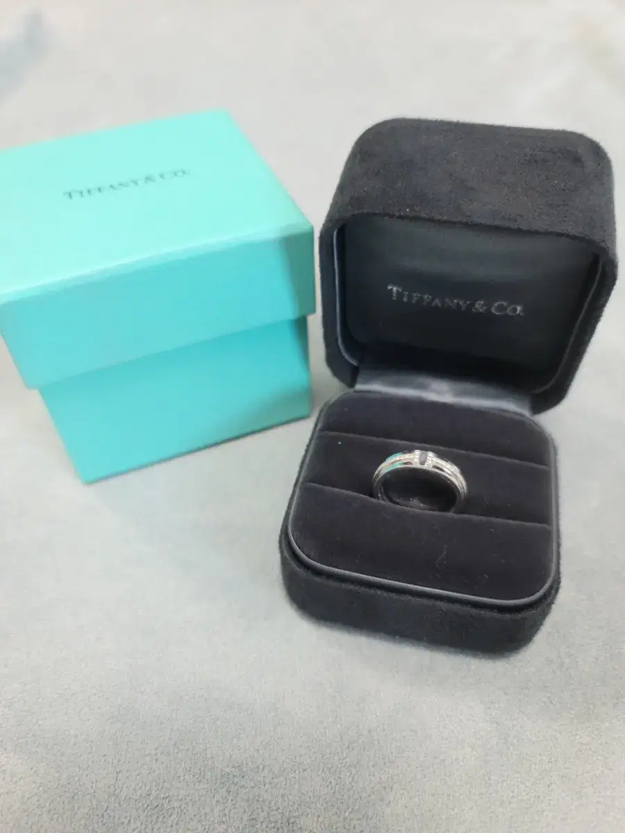 (Almost new) Tiffany & Co. diamond ring