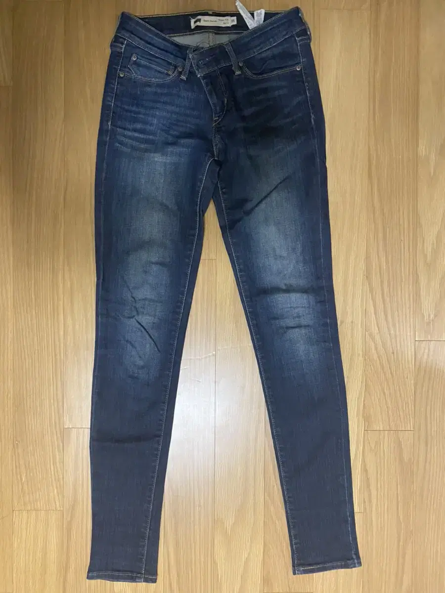 Levi's Skinny Midrise 25