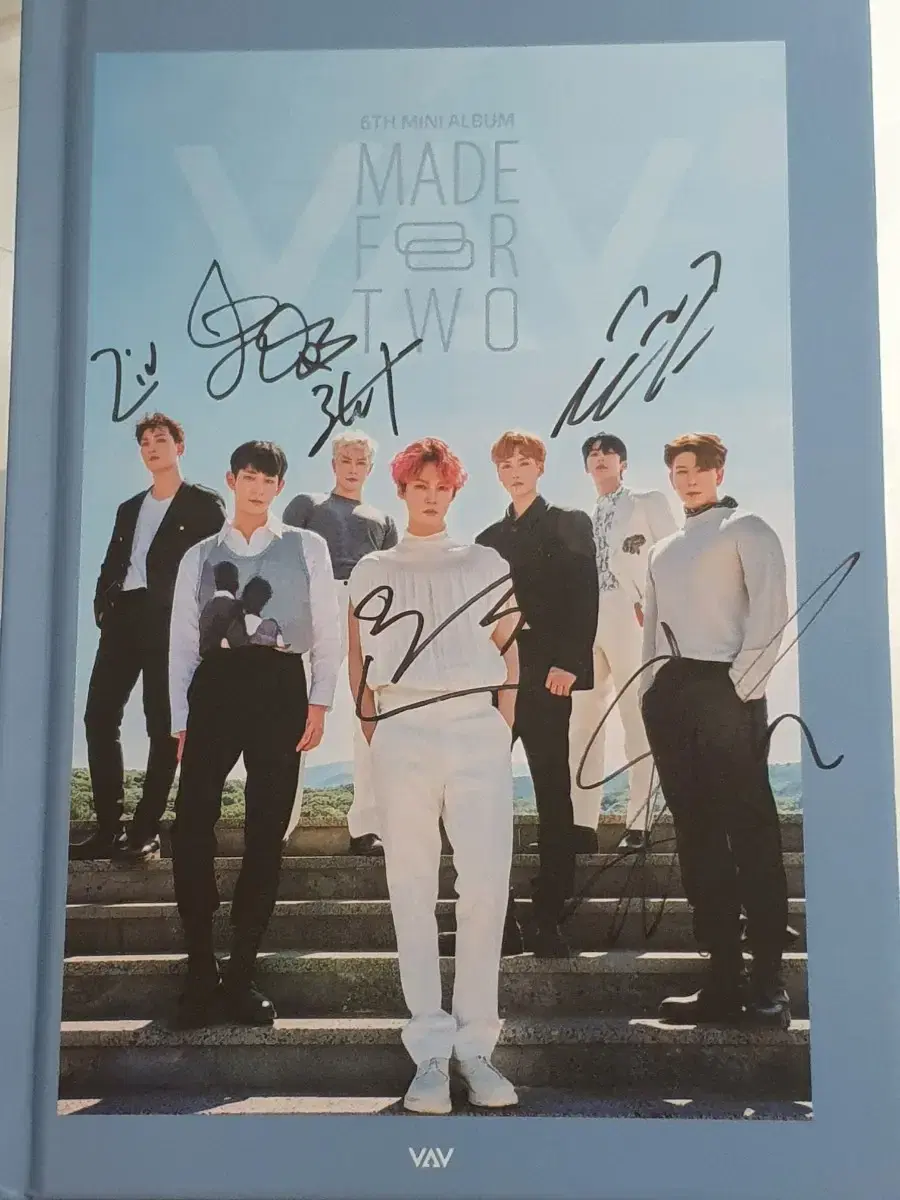 VAV autographed album BM