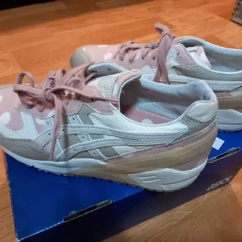 새상품  아식스 Asics 운동화. 사이즈 265