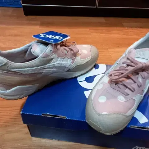 새상품  아식스 Asics 운동화. 사이즈 265