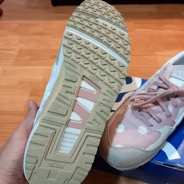 새상품  아식스 Asics 운동화. 사이즈 265