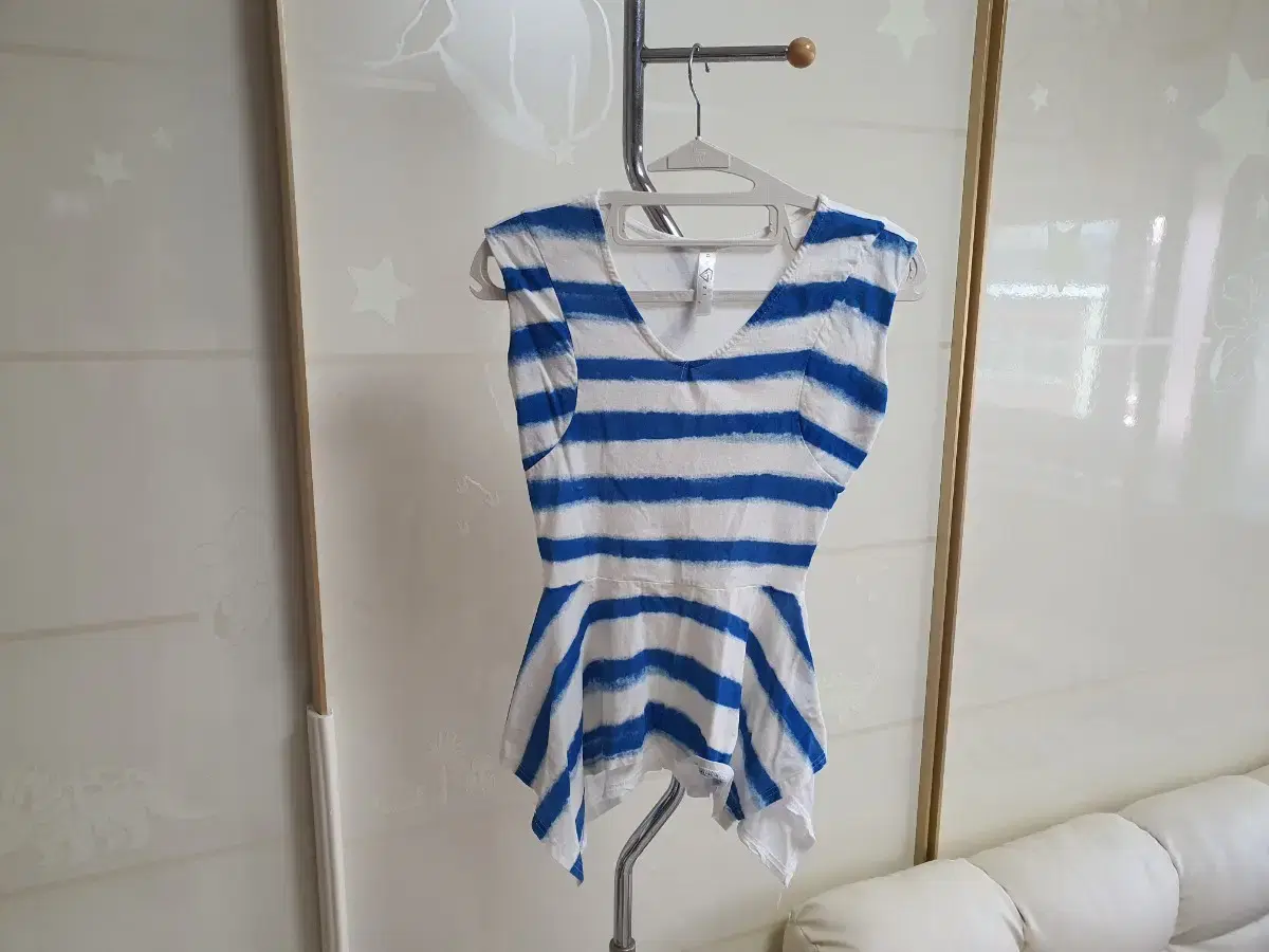 Slim-fit blue striped frill-necked top (free)