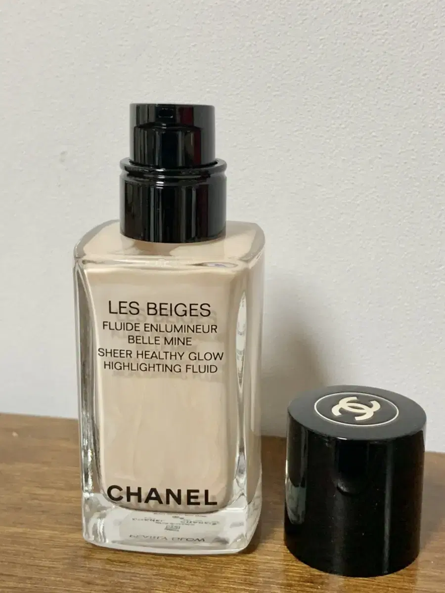 CHANEL Le 베쥬 글로우 쉬어 하이라이팅 플루이드 