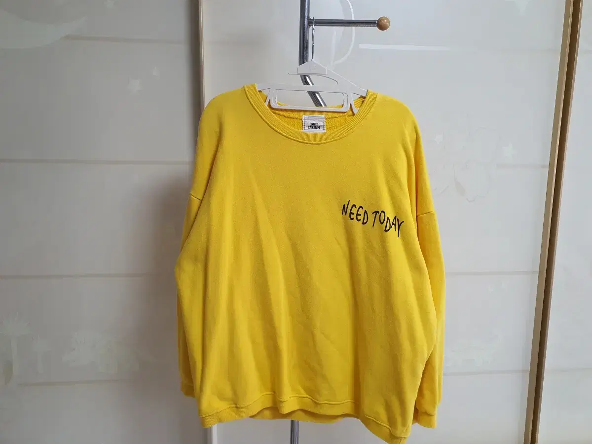 Overfit, bright yellow, crew-neck sweatshirt (free)