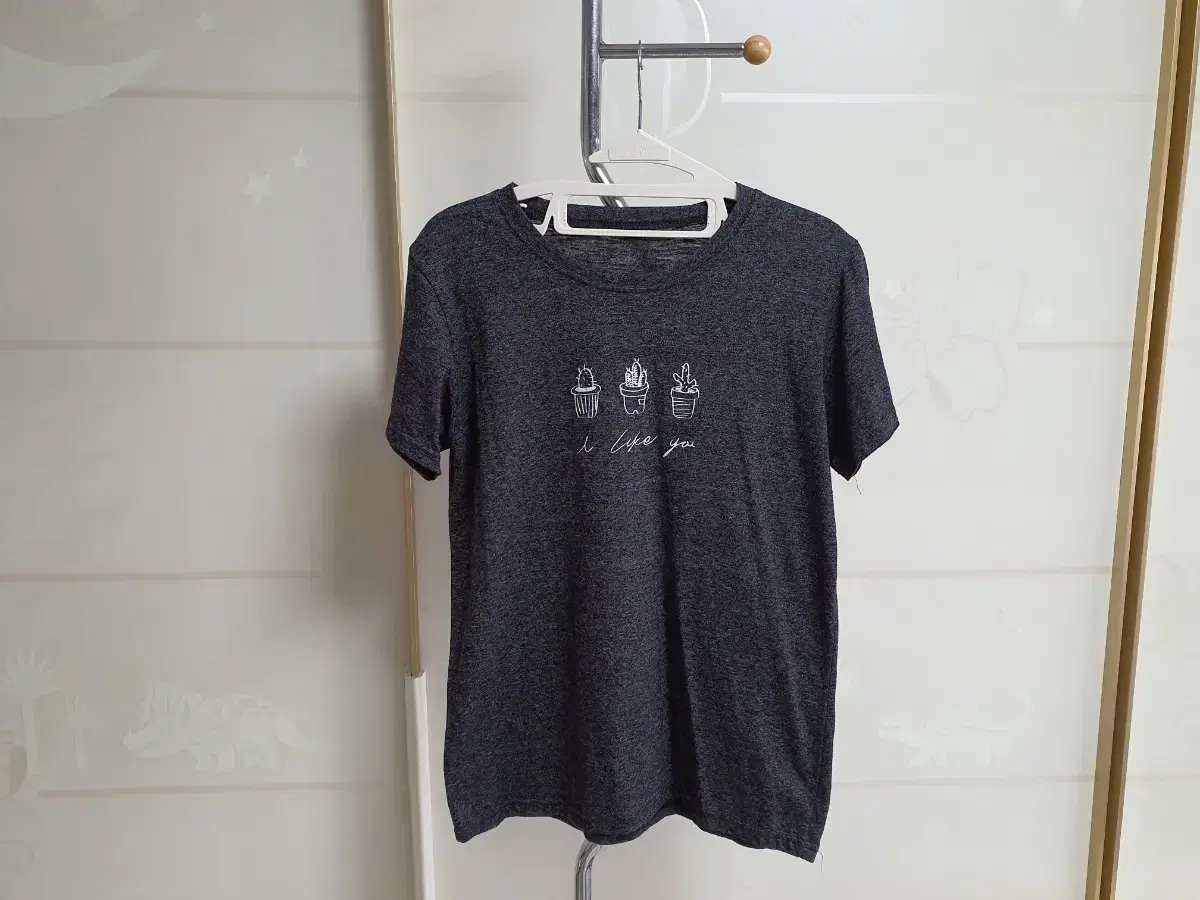 Dark gray short-sleeved T-shirt (free)