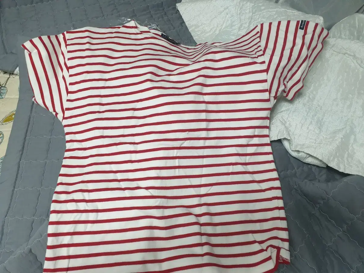 I'm selling an Amalux striped 4 size short sleeve t-shirt.