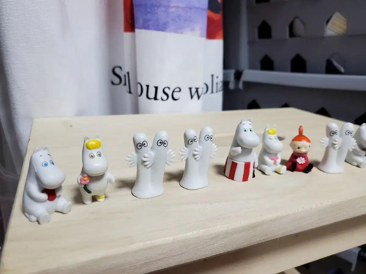 Sells Moomin minifigures in bulk (13 total)