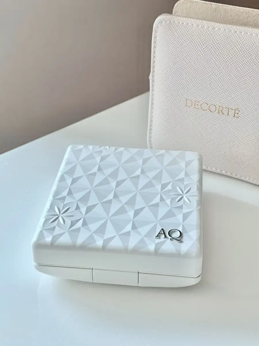 Decorté AQ Radiant Glow Cushion Pouch Set New Products