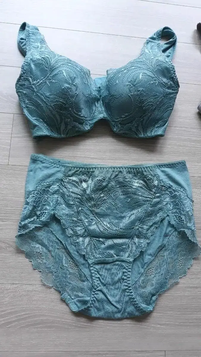 Triumph Bra and Panty Set 90 sells.