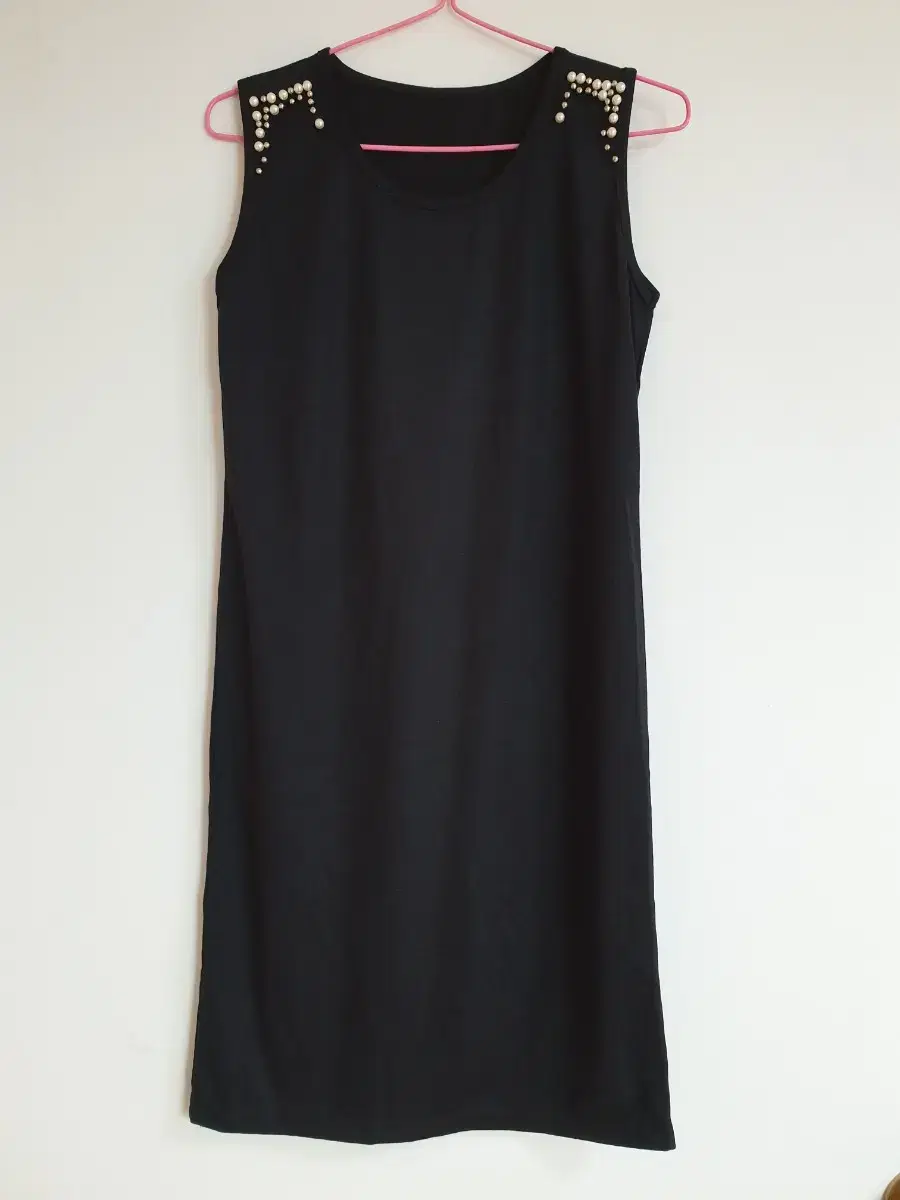 @ New Arrivals/ Black long sleeveless ONEPIECE with pearl embellishment