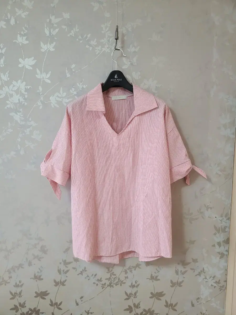 Comfortable pink V-neck blouse 