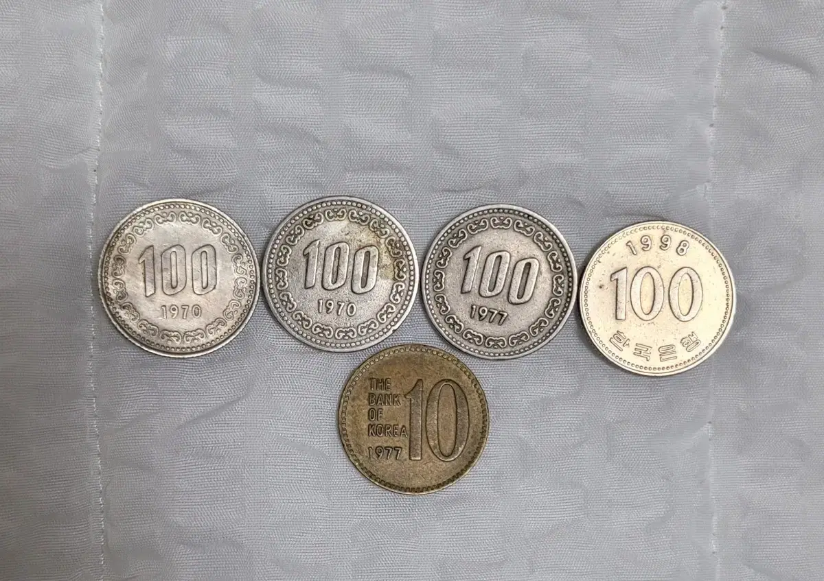 Selling rare coins (70 won in 1970, 100 won in 1977, 100 won in 1998, 10 won in 1977)