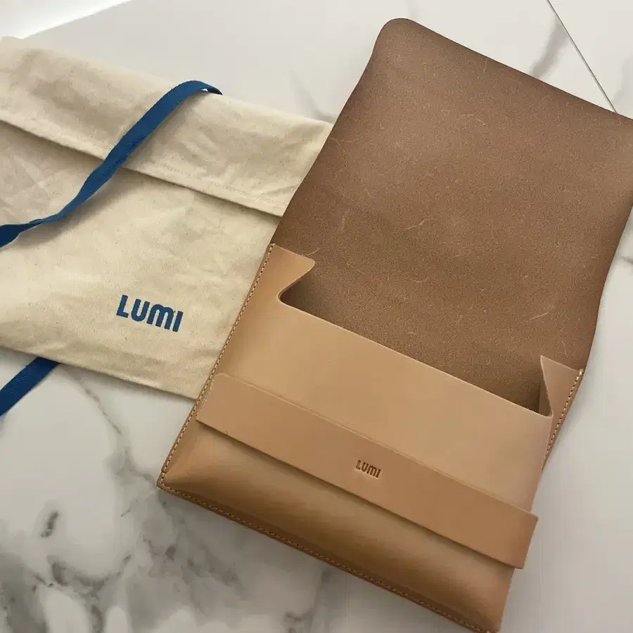 LUMI 루미 클러치 