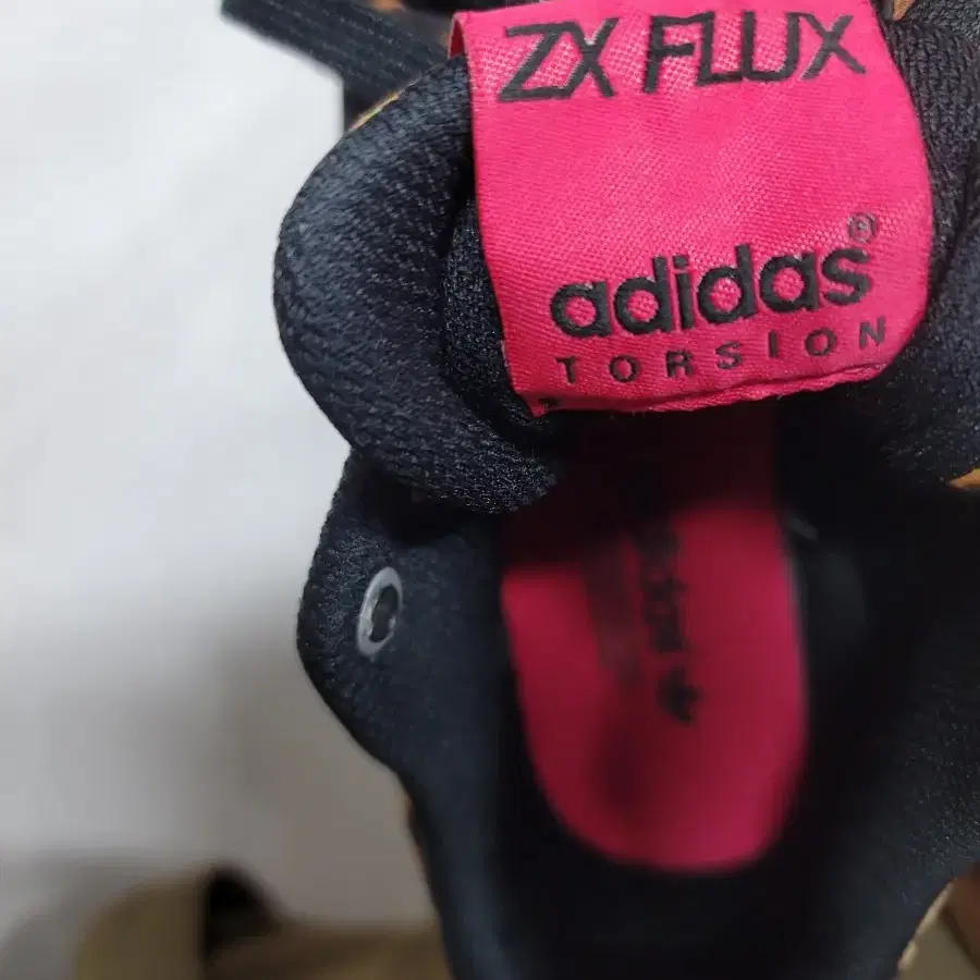 여성신발 아디다스 ZX FLUX 220사이즈*당일배송*