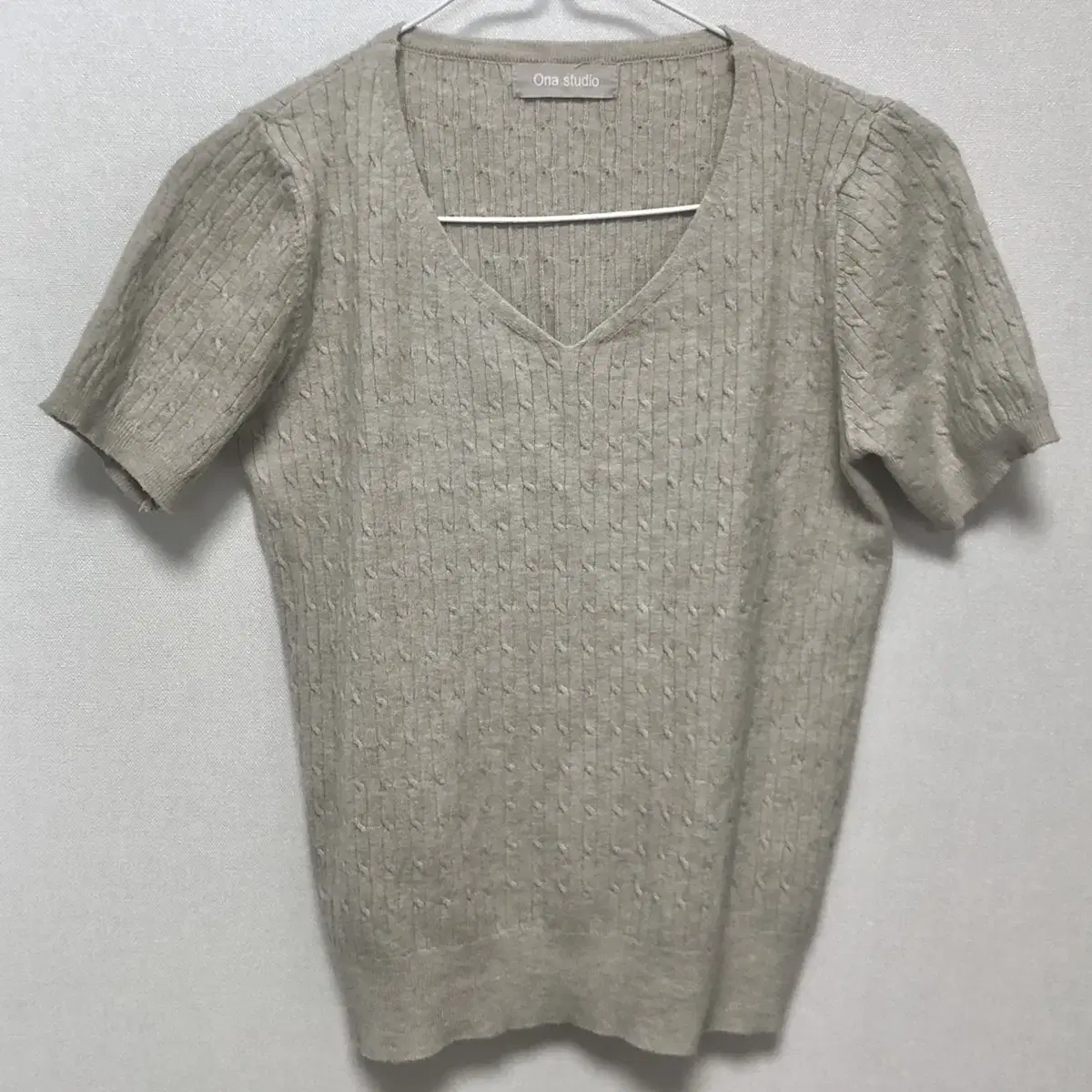 Beige short-sleeved V-neck knit