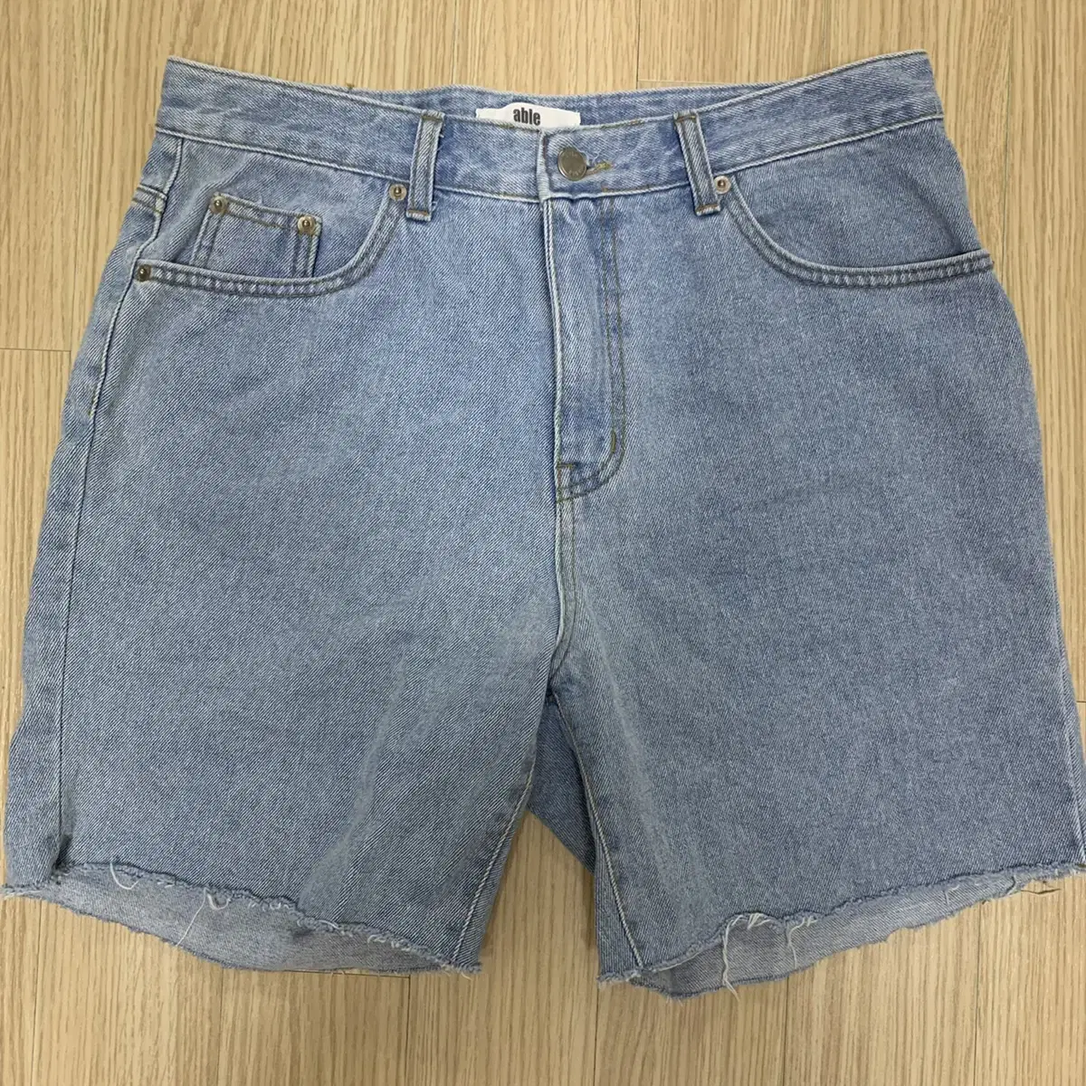 [M] Cut-off jean shorts