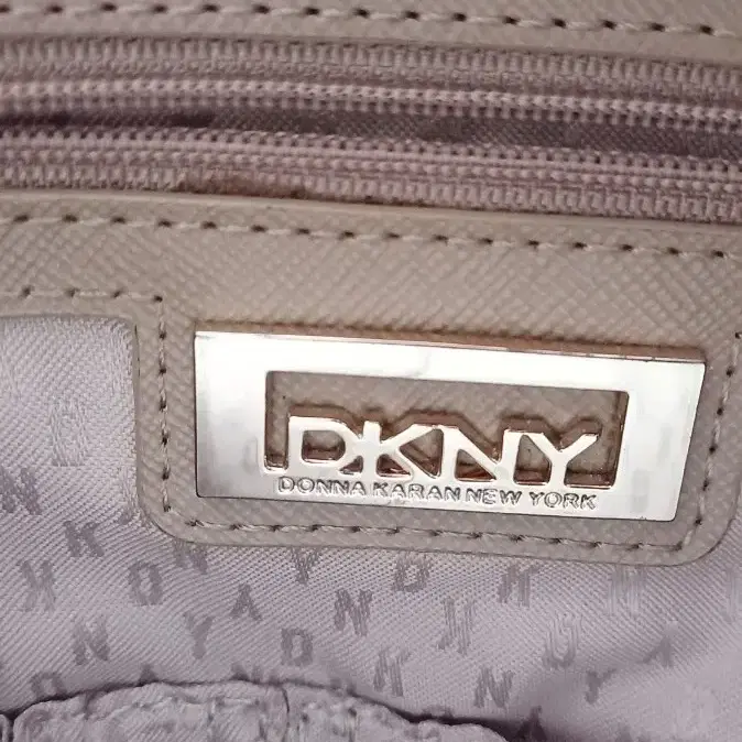 DKNY 뱀피 크로스백 여성가방