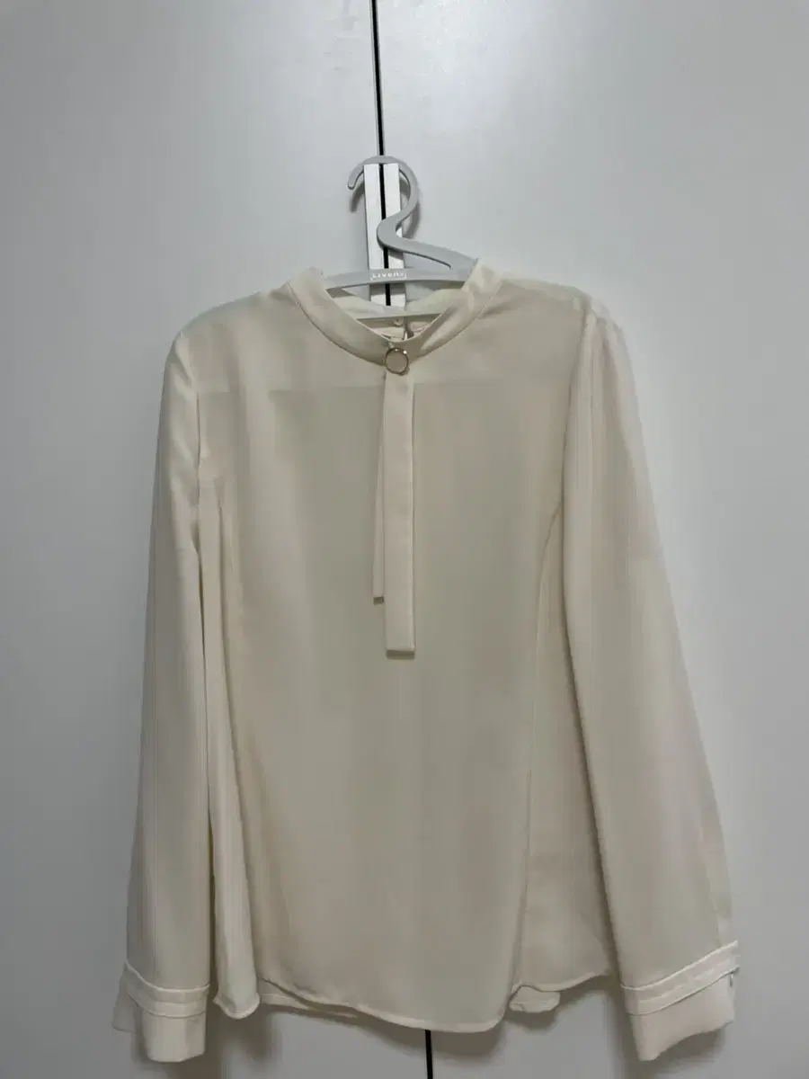 line blouse