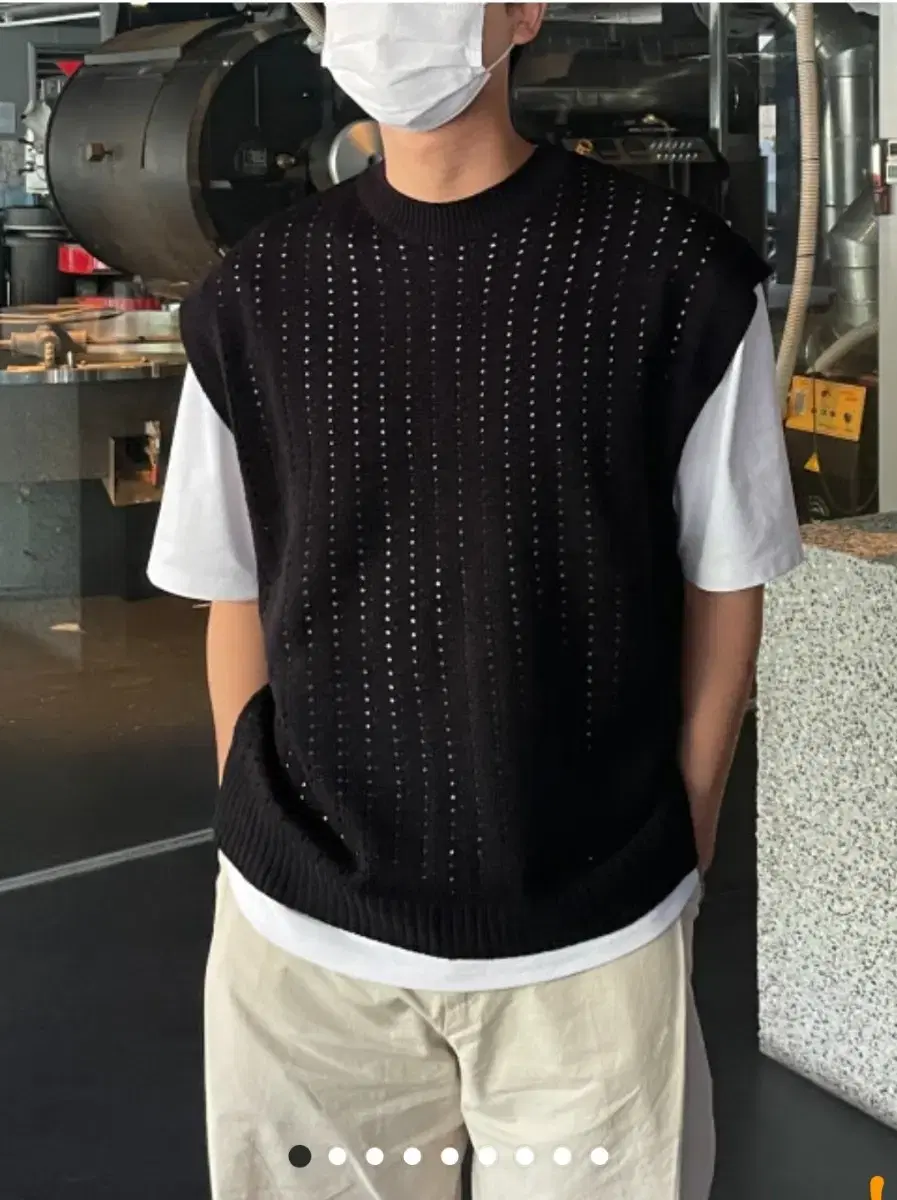 Black punching knit vest