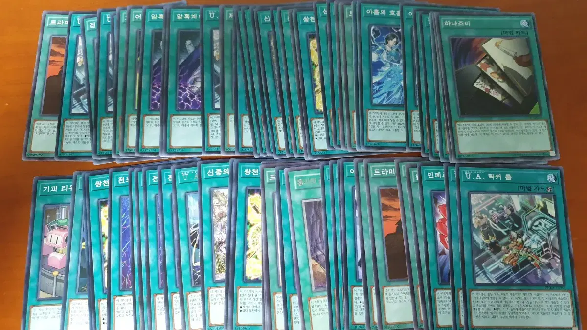 I'm selling Yu-Gi-Oh! kards.