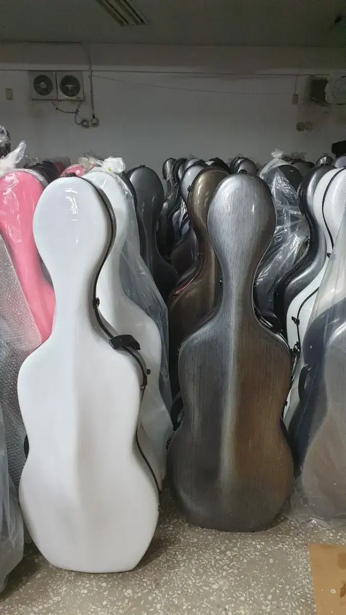 Unused Cello hard case / Cello case / Unused, prices vary from 150,000