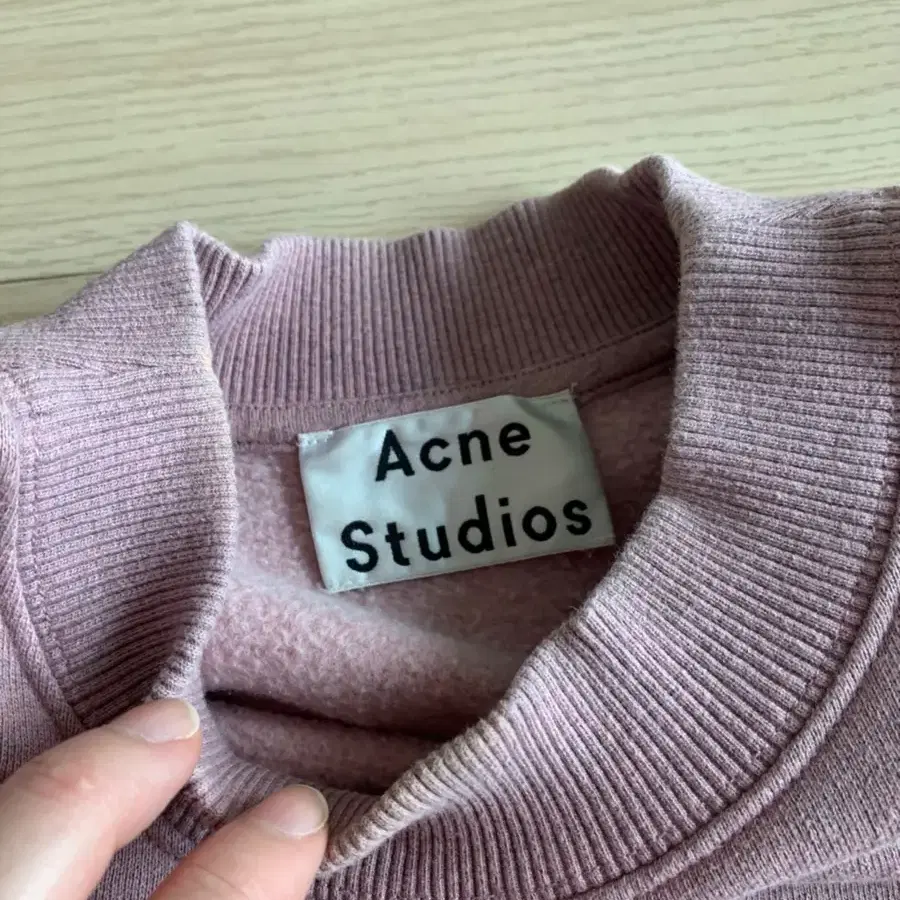 아크네 맨투맨티 acne