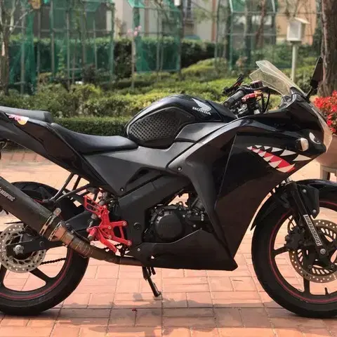 CBR125 2014년식 상태S급 아크라포빅 검정차량 판매합니다