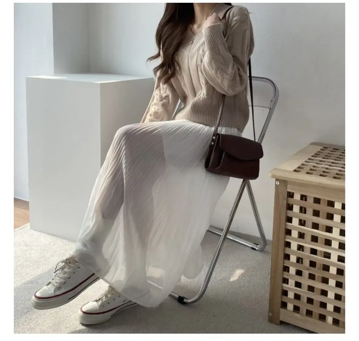 White pleated long skirt (available for correspondence)