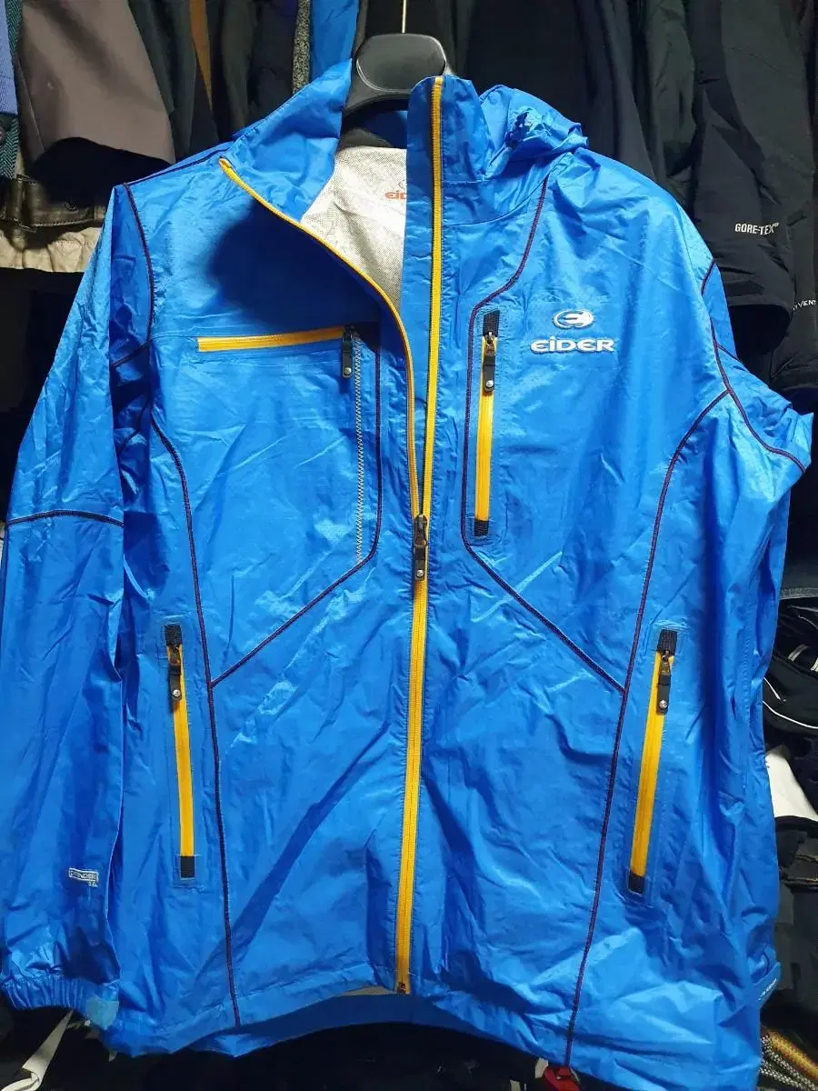 (E96) Eider Windbreaker 105