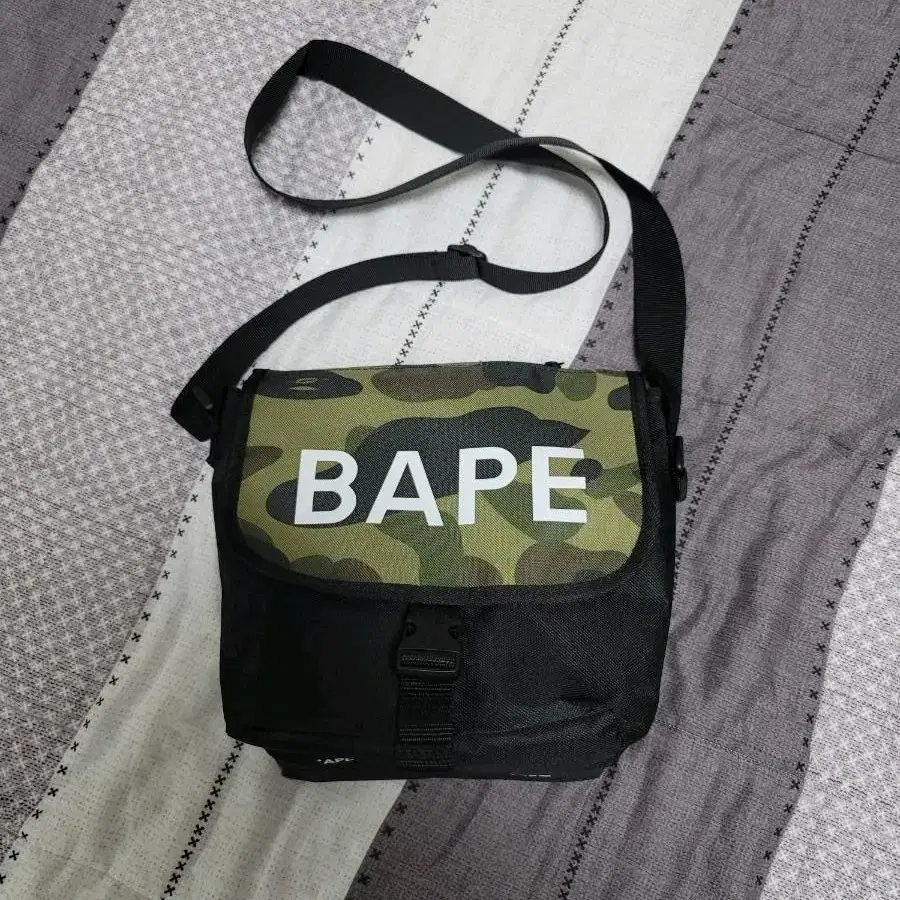 BAPE 베이프 미니 메신저백