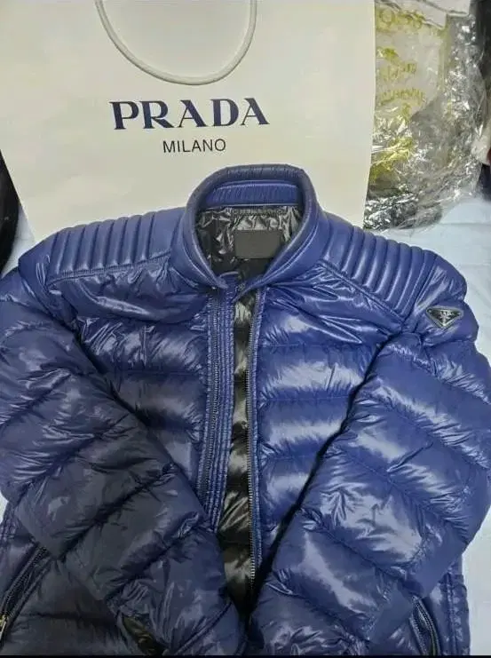 PRADA 프라다 삼각로고 견장 패딩 블루패딩 팔아요