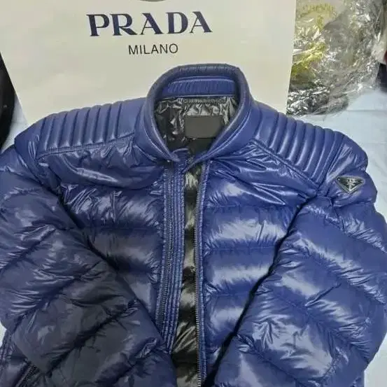 PRADA 프라다 삼각로고 견장 패딩 블루패딩 팔아요