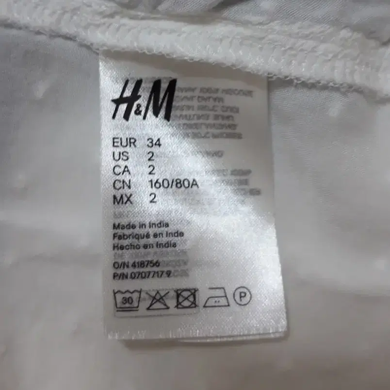 H&M 눈꽃 자수 퍼프소매 면 블라우스