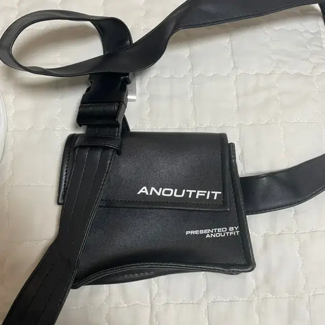 스트릿 ANOUTFIT 힙색 가방