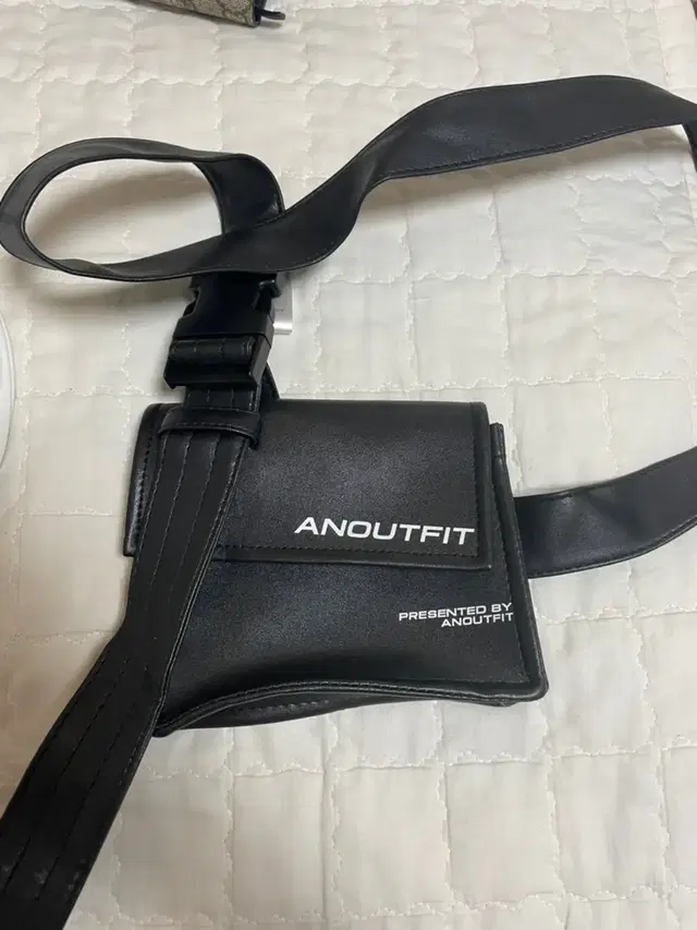 스트릿 ANOUTFIT 힙색 가방