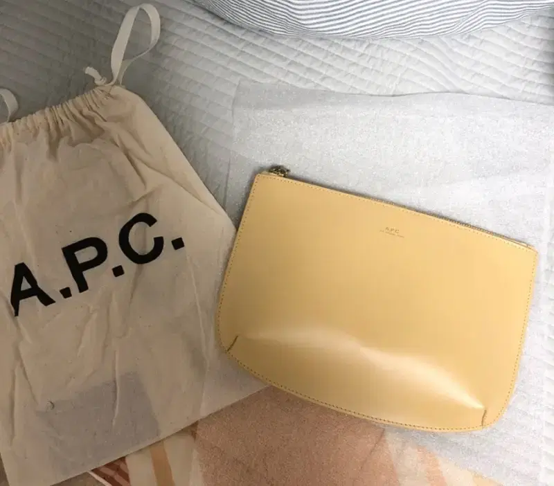 아페쎄 apc 하프문 클러치백