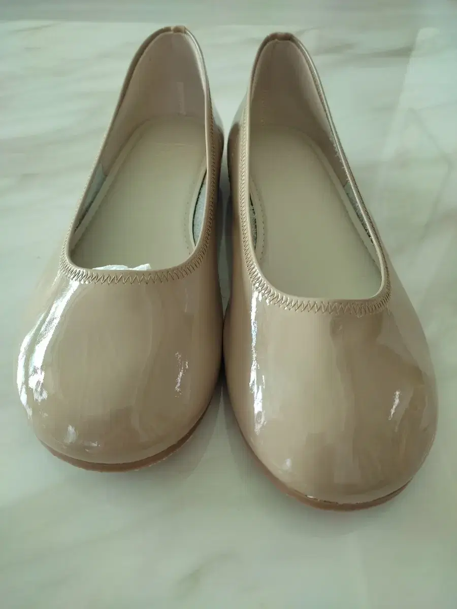 New products Flat shoes Driving shoes Beige gloss