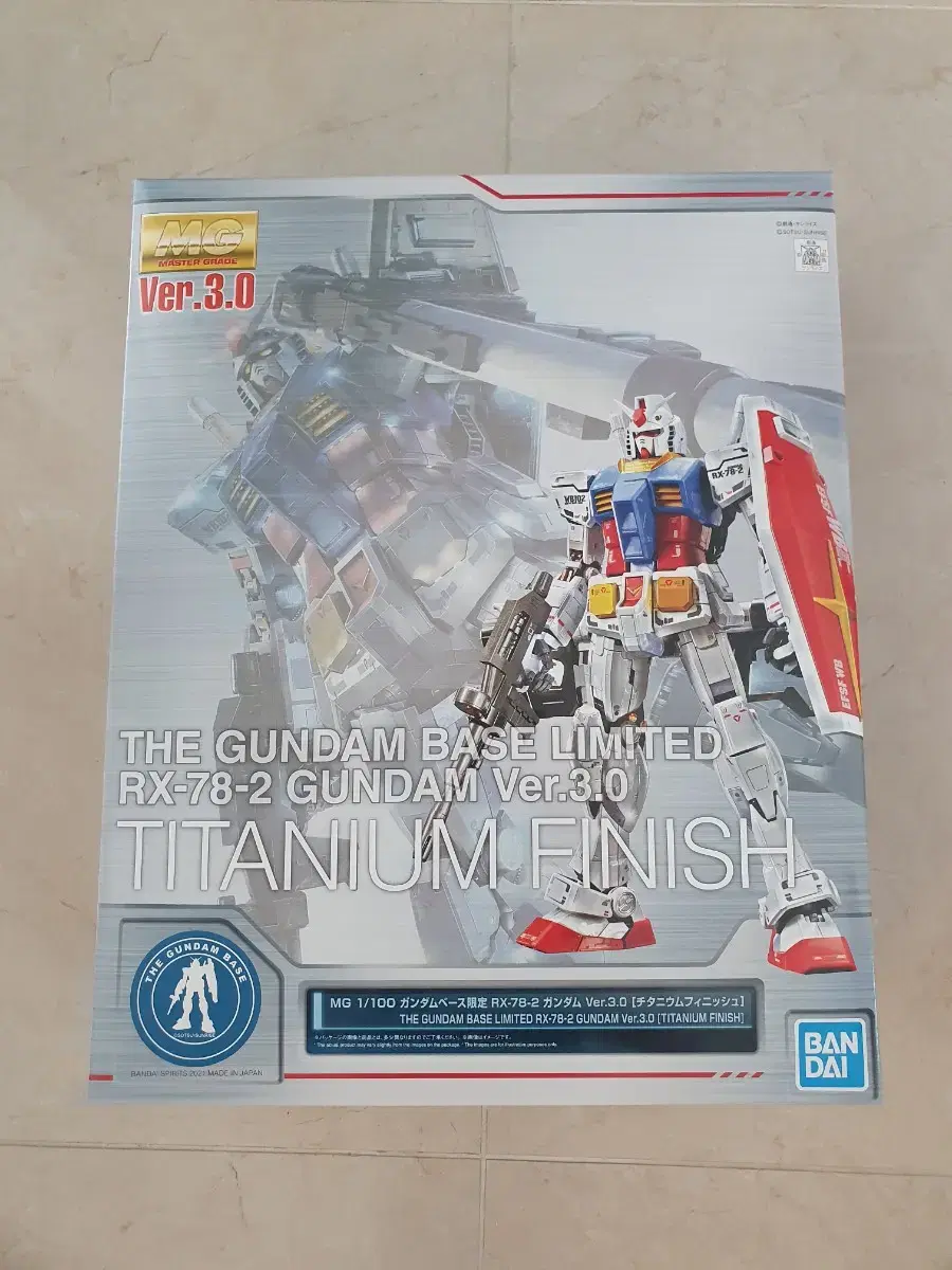 MG First Gundam 3.0 Titanium Finish (Package)