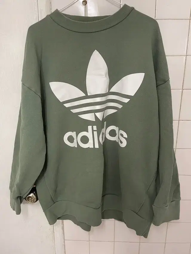 XL) Adidas Over Sweatshirt