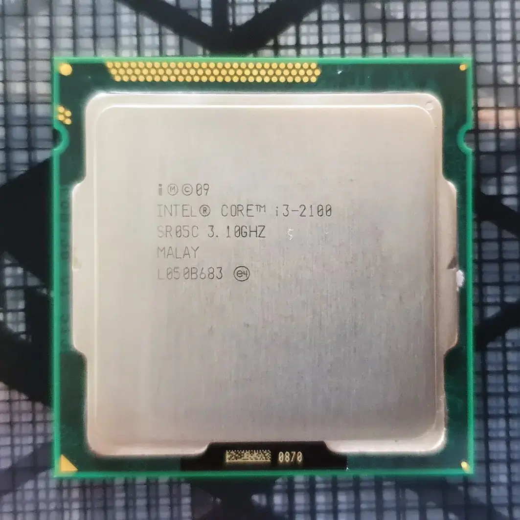 인텔 Core i3-2100 데스크탑 CPU 입니다.