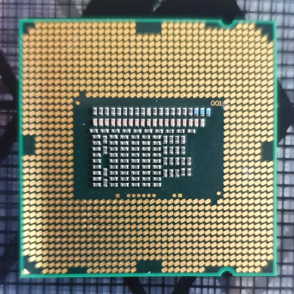 인텔 Core i3-2100 데스크탑 CPU 입니다.