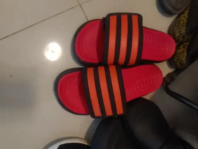 Adidas slippers size 275