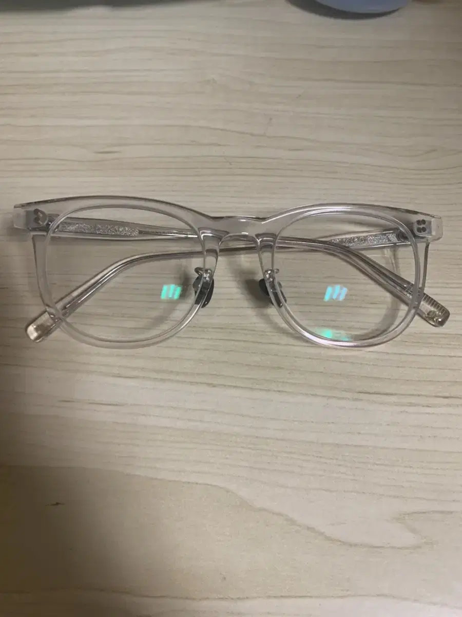 White horn-rimmed fashion glasses