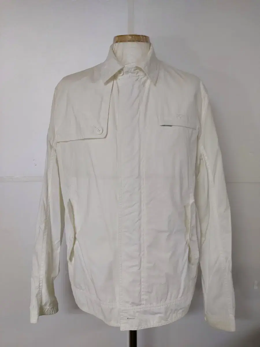 105)Lacoste white casual jacket jumper almost new 