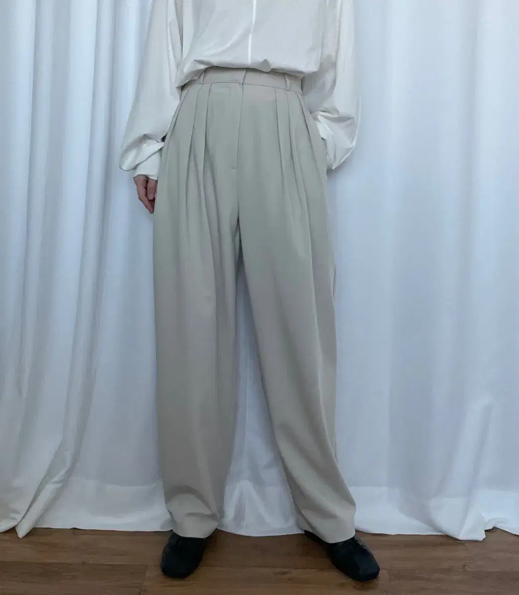 플라시드 Narrow slacks 스몰사이즈 새상품 판매 합니다